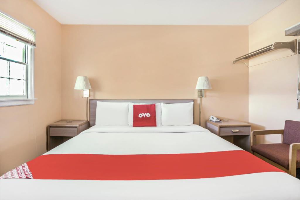OYO Hotel Durham West Hills - King Bed
