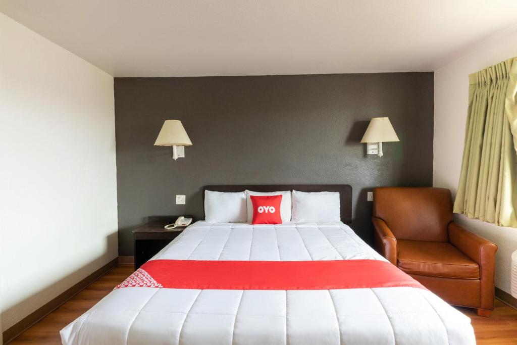 Postel nebo postele na pokoji v ubytování OYO Hotel Irving DFW Airport North