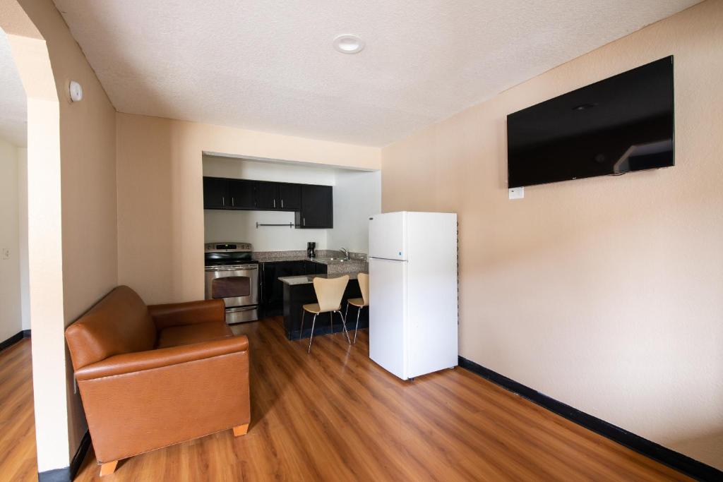 Kuchyň nebo kuchyňský kout v ubytování OYO Hotel Irving DFW Airport North