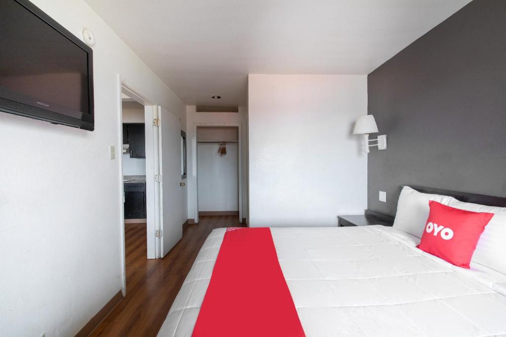 Postel nebo postele na pokoji v ubytování OYO Hotel Irving DFW Airport North