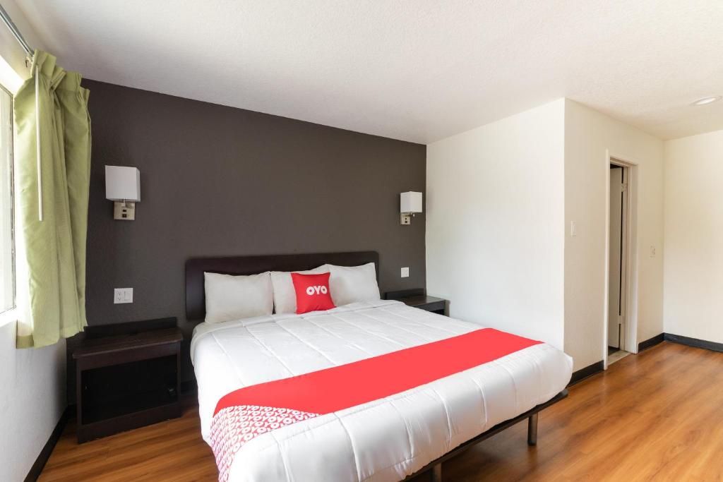 Postel nebo postele na pokoji v ubytování OYO Hotel Irving DFW Airport North