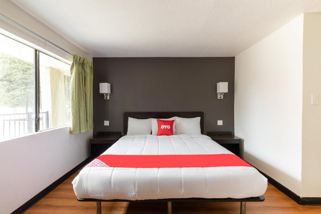 Postel nebo postele na pokoji v ubytování OYO Hotel Irving DFW Airport North