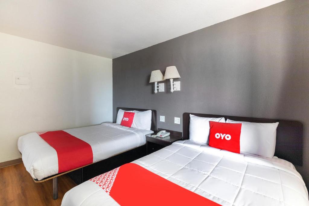 Postel nebo postele na pokoji v ubytování OYO Hotel Irving DFW Airport North