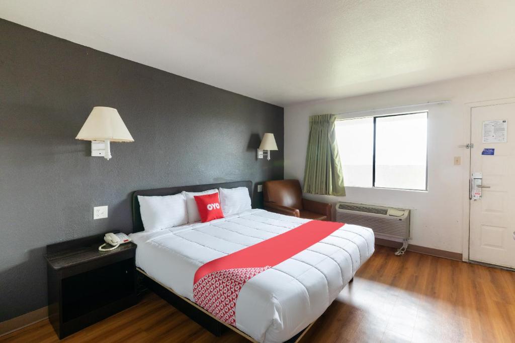 Postel nebo postele na pokoji v ubytování OYO Hotel Irving DFW Airport North