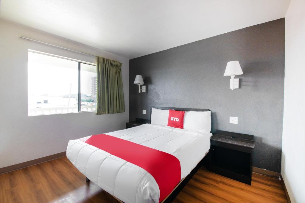 Postel nebo postele na pokoji v ubytování OYO Hotel Irving DFW Airport North
