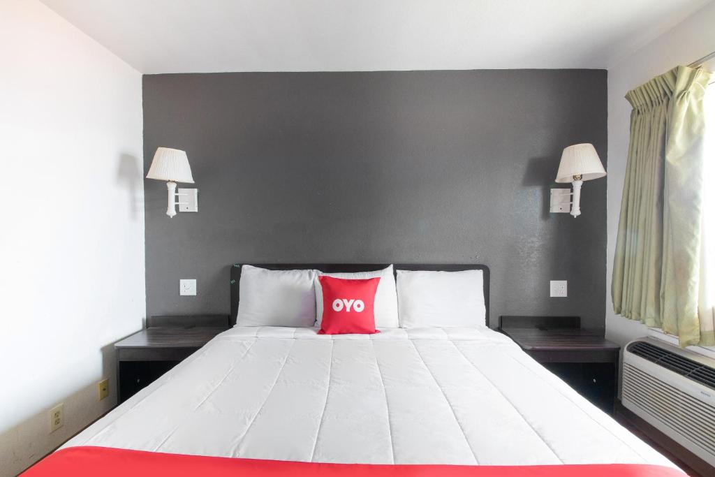 Postel nebo postele na pokoji v ubytování OYO Hotel Irving DFW Airport North