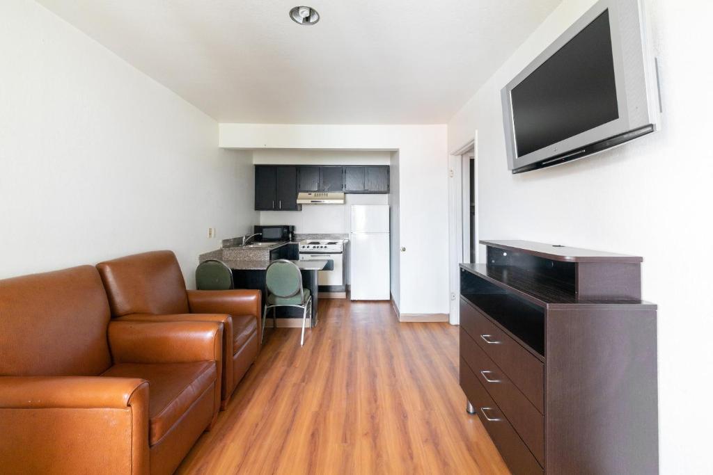 Kuchyň nebo kuchyňský kout v ubytování OYO Hotel Irving DFW Airport North