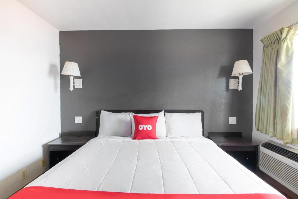 Postel nebo postele na pokoji v ubytování OYO Hotel Irving DFW Airport North