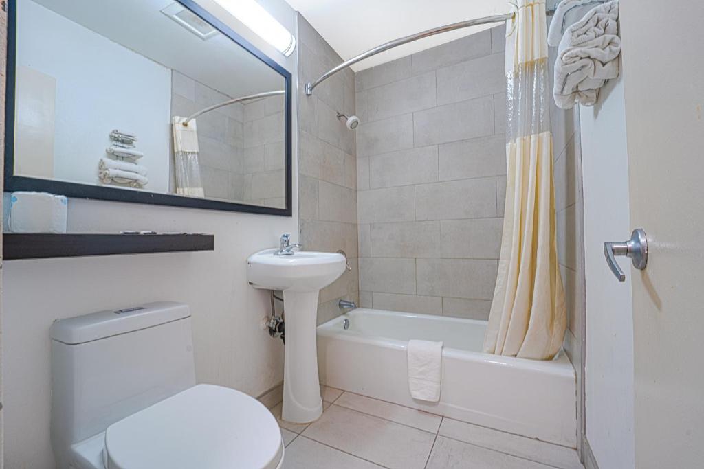 Koupelna v ubytování Mojave Hotel