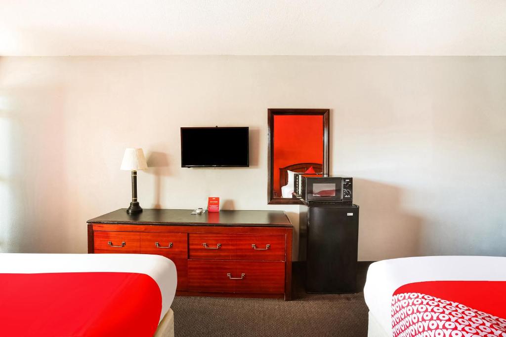 TV a/nebo společenská místnost v ubytování OYO Hotel Texarkana North Heights AR Hwy I-30