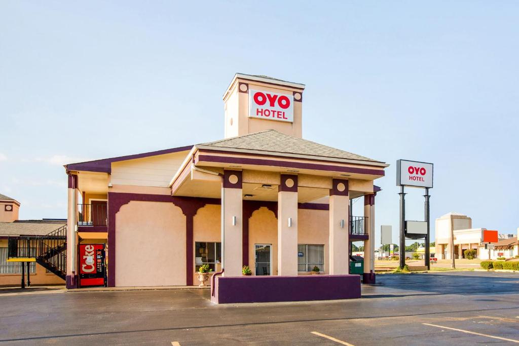 una señal de hotel woco en la parte superior de un edificio en OYO Hotel Texarkana North Heights AR Hwy I-30, en Texarkana