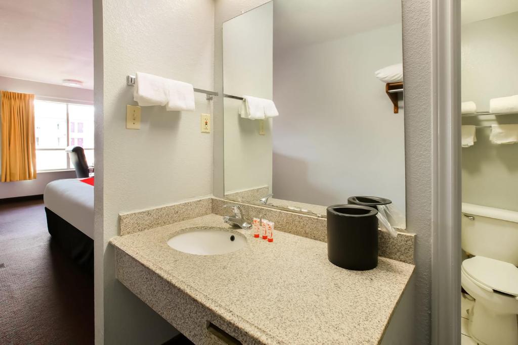 Koupelna v ubytování OYO Hotel Texarkana North Heights AR Hwy I-30