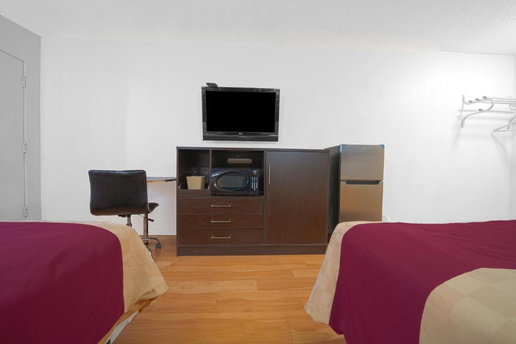 TV a/nebo společenská místnost v ubytování Mojave Hotel