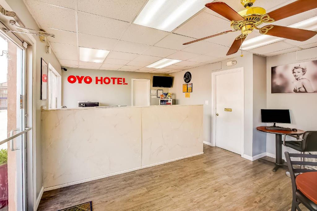 TV a/nebo společenská místnost v ubytování OYO Hotel Texarkana North Heights AR Hwy I-30