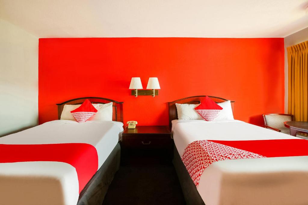 Postel nebo postele na pokoji v ubytování OYO Hotel Texarkana North Heights AR Hwy I-30