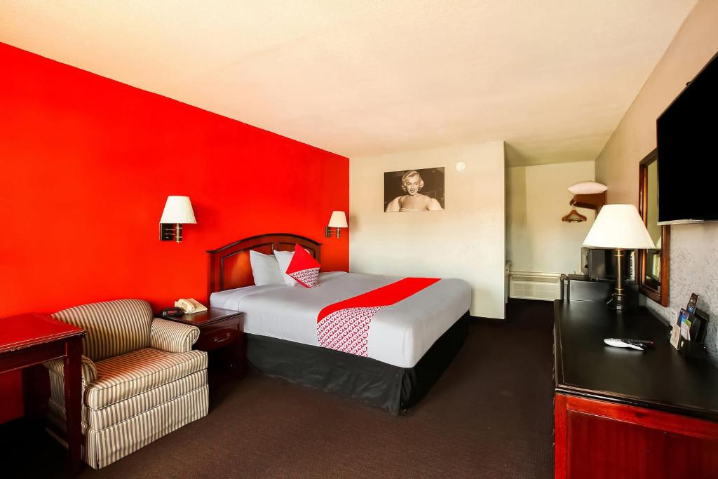 Postel nebo postele na pokoji v ubytování OYO Hotel Texarkana North Heights AR Hwy I-30