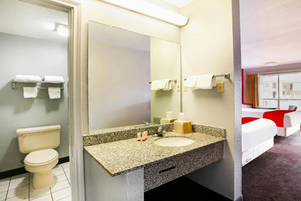 Koupelna v ubytování OYO Hotel Texarkana North Heights AR Hwy I-30