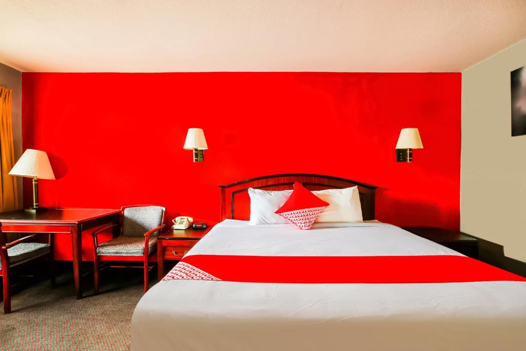 Postel nebo postele na pokoji v ubytování OYO Hotel Texarkana North Heights AR Hwy I-30