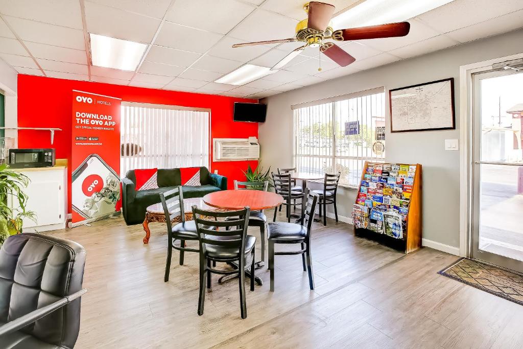 Posezení v ubytování OYO Hotel Texarkana North Heights AR Hwy I-30