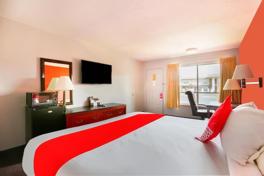 Postel nebo postele na pokoji v ubytování OYO Hotel Texarkana North Heights AR Hwy I-30