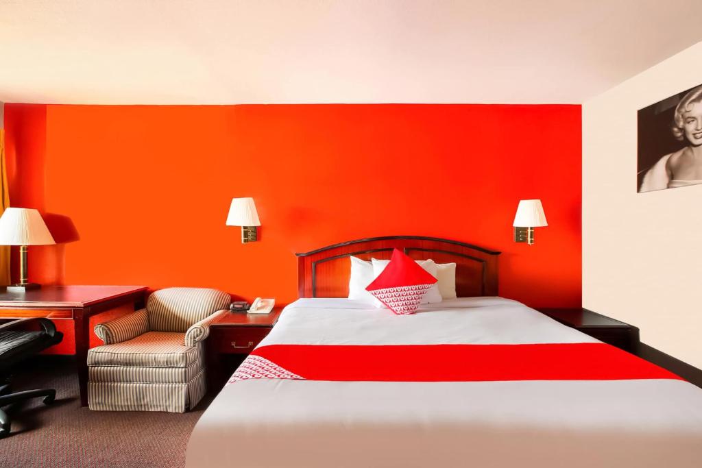 Postel nebo postele na pokoji v ubytování OYO Hotel Texarkana North Heights AR Hwy I-30