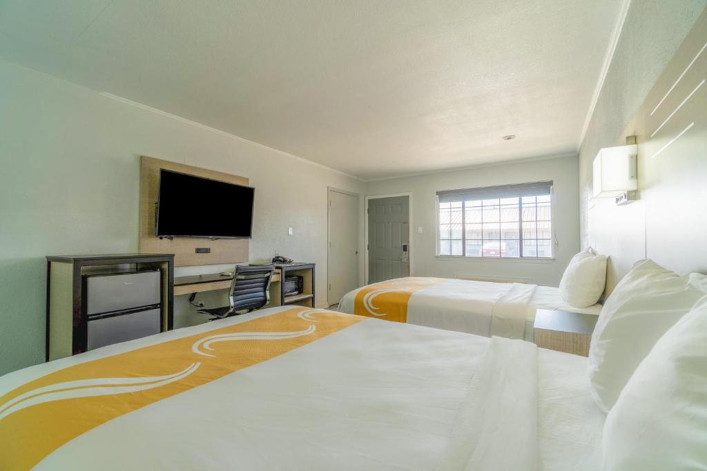 Postel nebo postele na pokoji v ubytování Pleasanton Executive Inn By OYO
