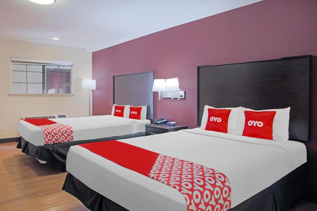 Postel nebo postele na pokoji v ubytování OYO Hotel McAllen Airport South