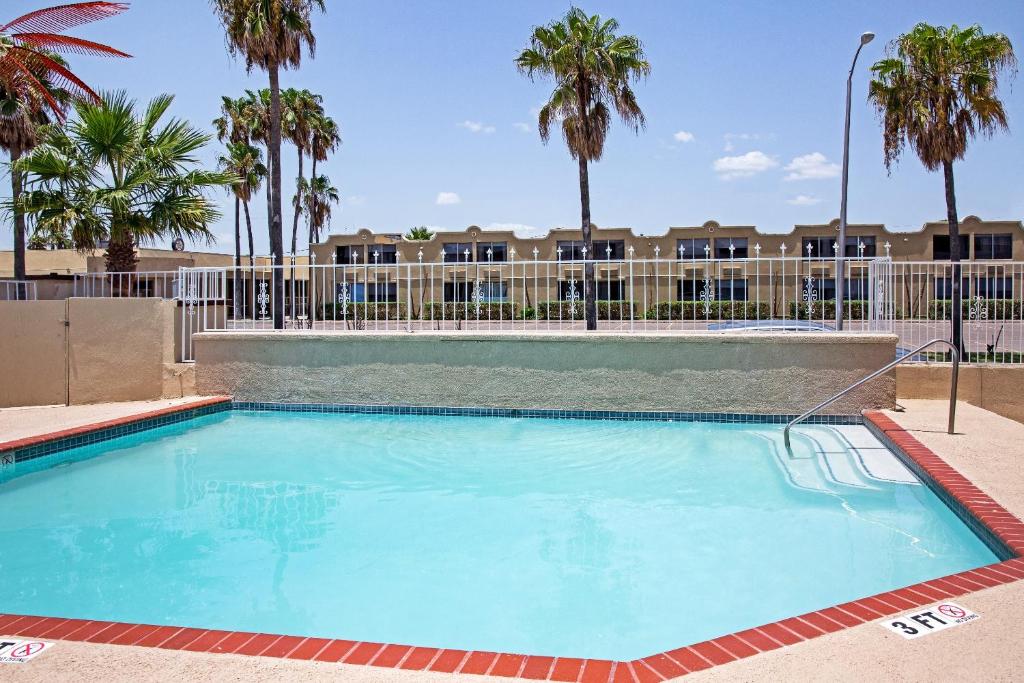 Bazén v ubytování OYO Hotel McAllen Airport South nebo v jeho okolí