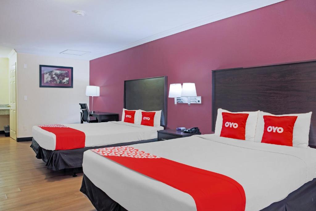 Postel nebo postele na pokoji v ubytování OYO Hotel McAllen Airport South