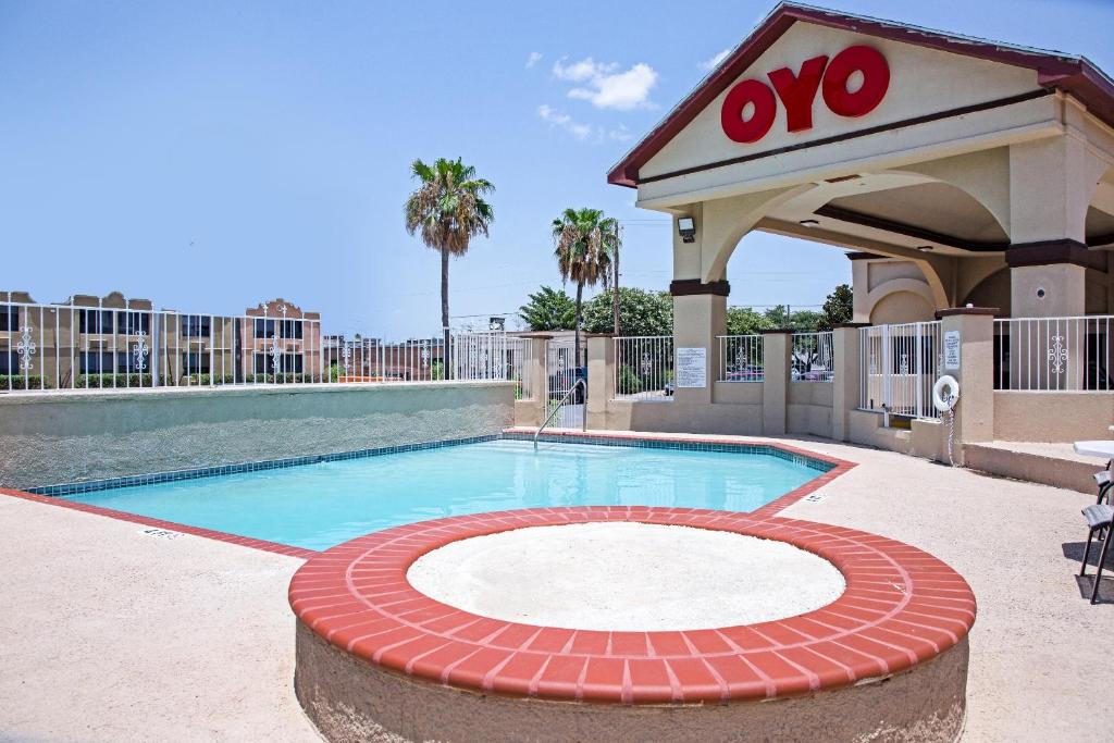 Bazén v ubytování OYO Hotel McAllen Airport South nebo v jeho okolí