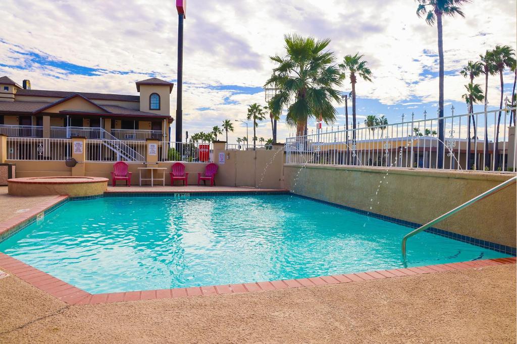 Bazén v ubytování OYO Hotel McAllen Airport South nebo v jeho okolí