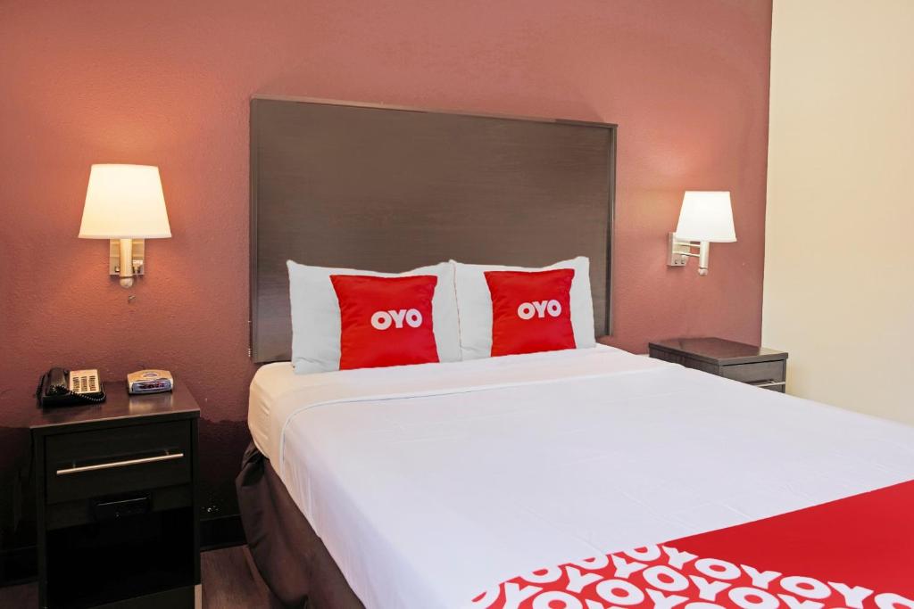 Postel nebo postele na pokoji v ubytování OYO Hotel McAllen Airport South