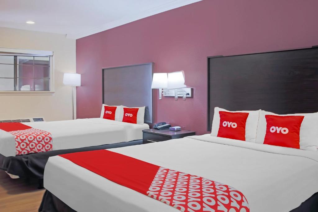 Postel nebo postele na pokoji v ubytování OYO Hotel McAllen Airport South