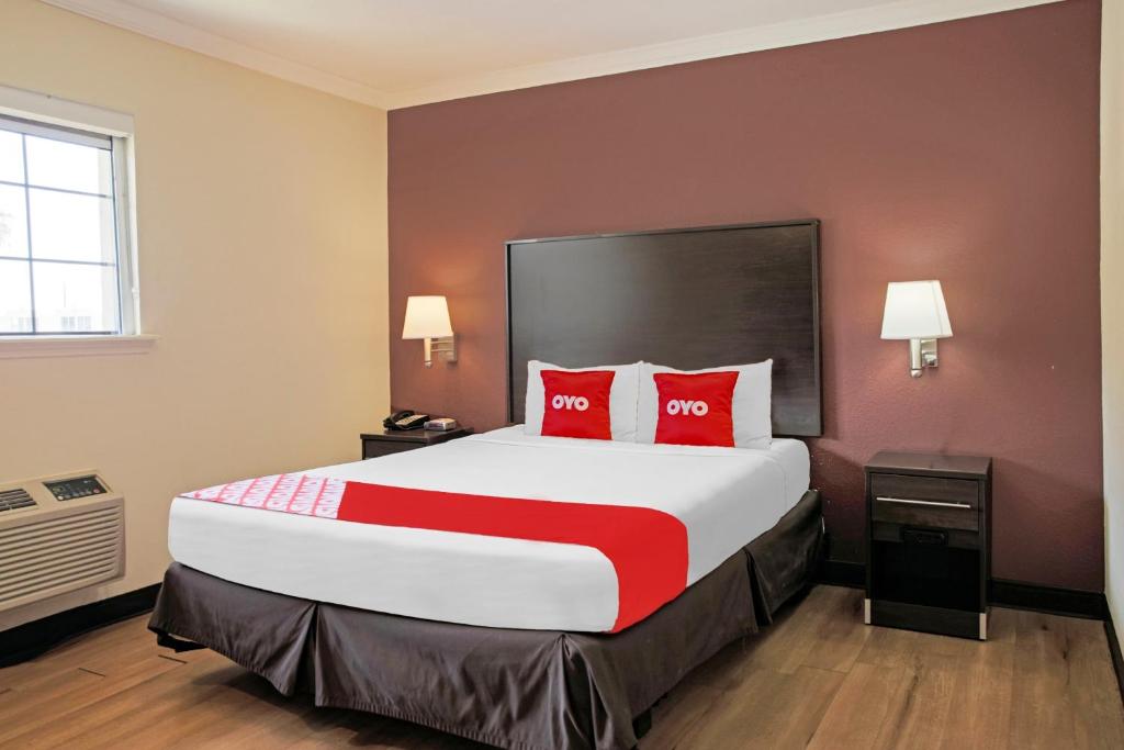 Postel nebo postele na pokoji v ubytování OYO Hotel McAllen Airport South