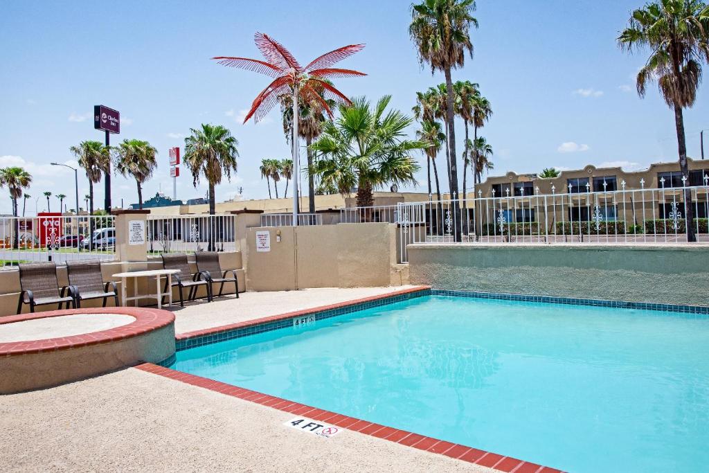 Bazén v ubytování OYO Hotel McAllen Airport South nebo v jeho okolí