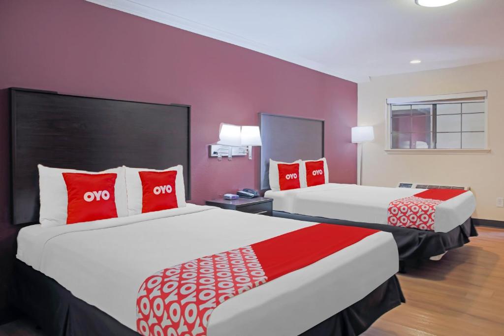 Postel nebo postele na pokoji v ubytování OYO Hotel McAllen Airport South