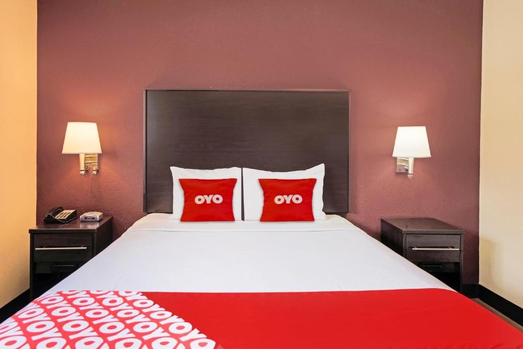 Postel nebo postele na pokoji v ubytování OYO Hotel McAllen Airport South