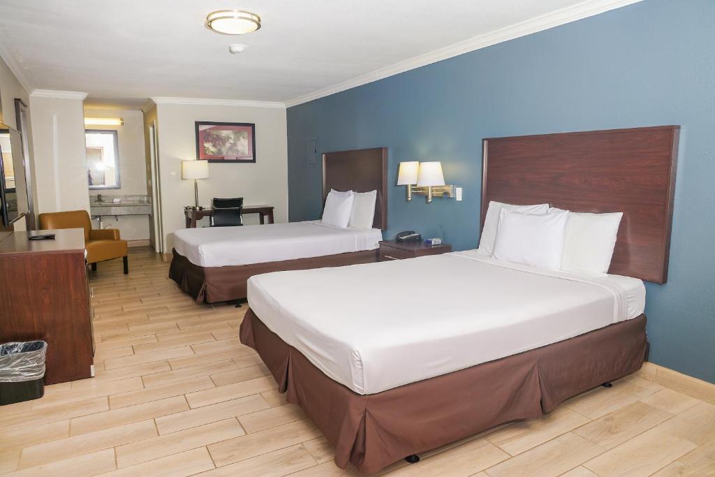 Postel nebo postele na pokoji v ubytování OYO Hotel McAllen Airport South