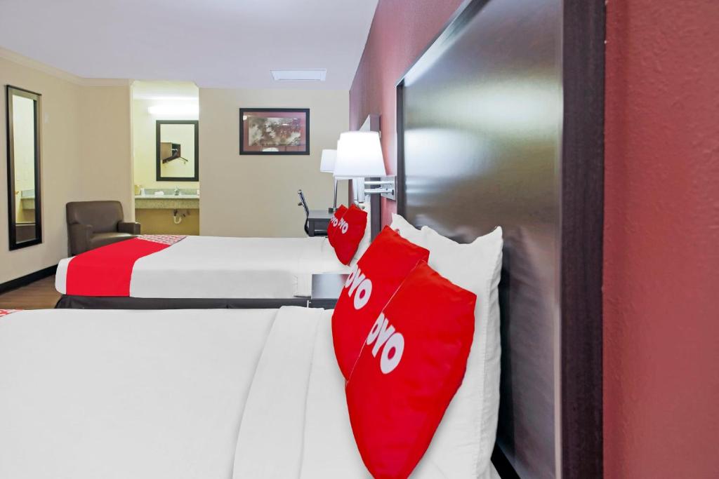 Postel nebo postele na pokoji v ubytování OYO Hotel McAllen Airport South