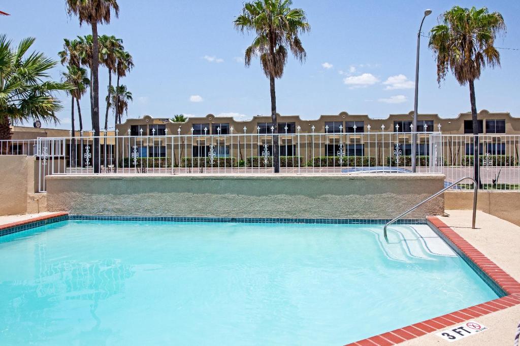 Bazén v ubytování OYO Hotel McAllen Airport South nebo v jeho okolí