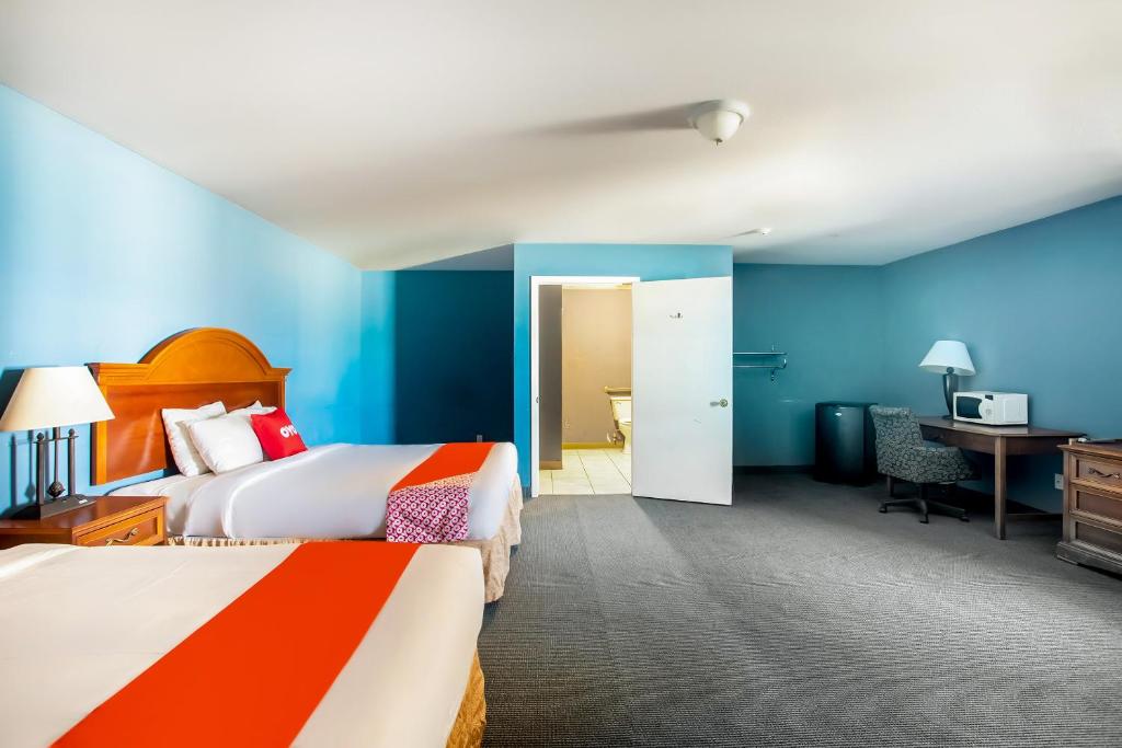 Postel nebo postele na pokoji v ubytování OYO Hotel Jacksboro TX - Fort Richardson