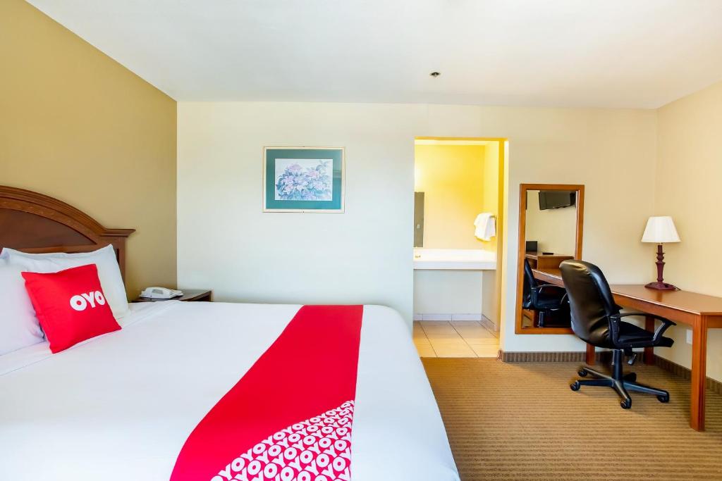 Postel nebo postele na pokoji v ubytování OYO Hotel Jacksboro TX - Fort Richardson