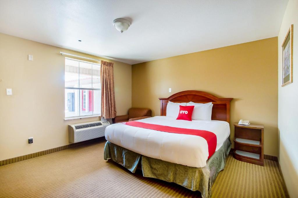 Postel nebo postele na pokoji v ubytování OYO Hotel Jacksboro TX - Fort Richardson