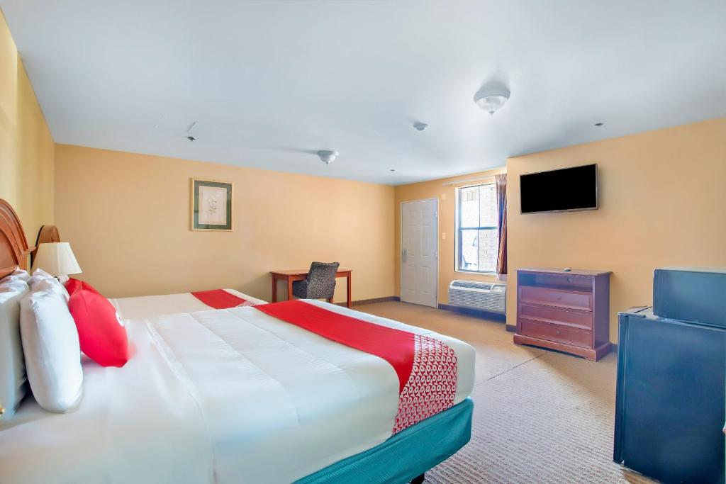Postel nebo postele na pokoji v ubytování OYO Hotel Jacksboro TX - Fort Richardson