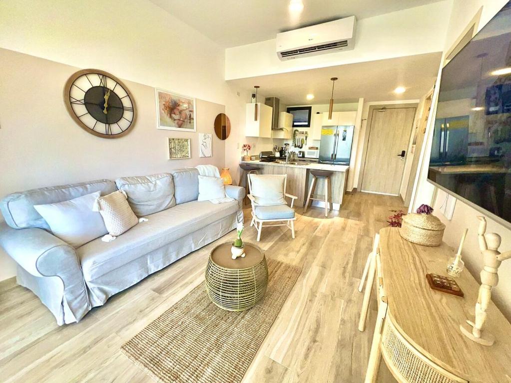 ein Wohnzimmer mit Couch und Tisch in der Unterkunft Tropical Paradise in Punta Cana in Punta Cana