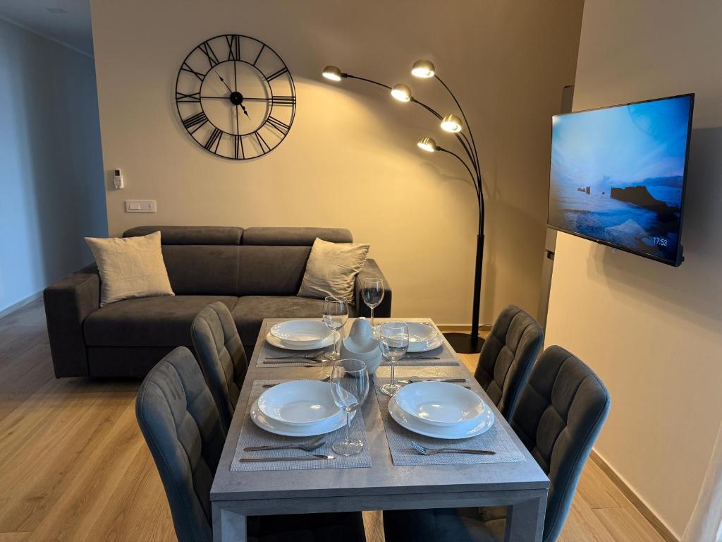 a living room with a table with chairs and a couch at SeaLaVie in Savona