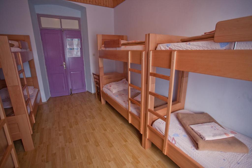 Palanda nebo palandy na pokoji v ubytování HI Hostel Pula