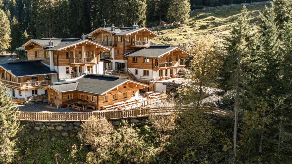 Luftaufnahme eines großen Holzhauses in der Unterkunft Weidenchalets in Sellrain
