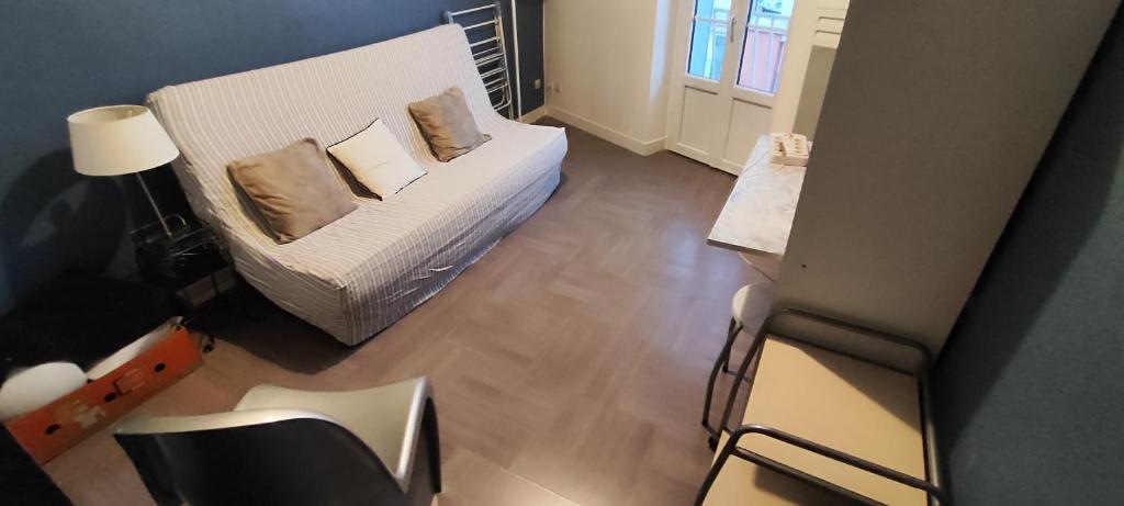 - un salon avec un canapé dans l'établissement F1 hyper centre, à Clermont-Ferrand