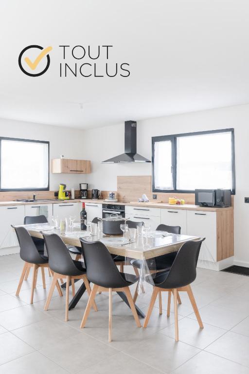 une salle à manger avec une table et des chaises dans une cuisine dans l'établissement MENEZ BIAN - Maison de plein pied tout confort, à Saint-Pabu